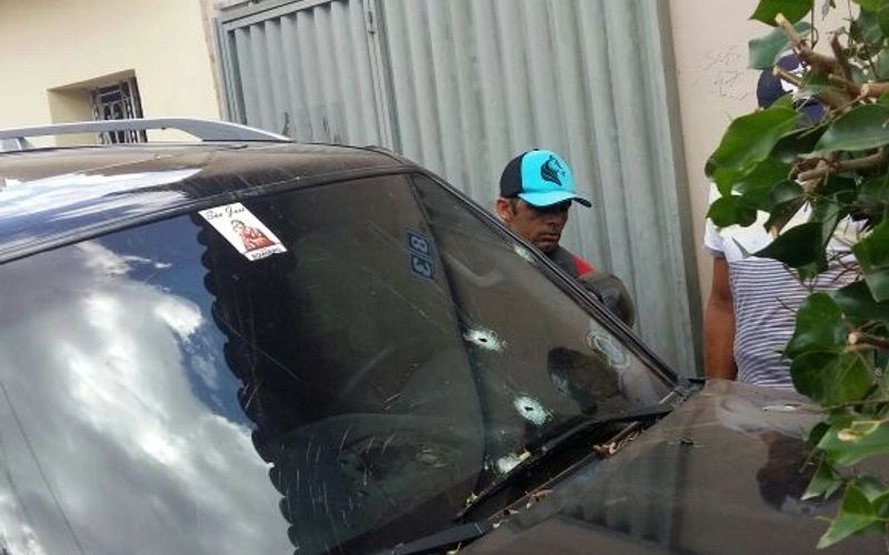 Político foi morto enquanto dirigia o carro, após sair de sessão na Câmara de Vereadores 