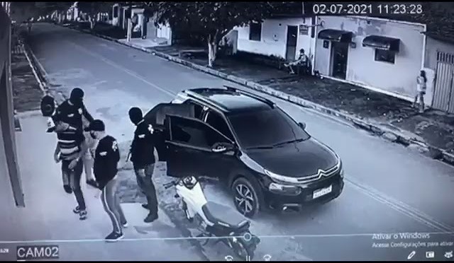 Momento que criminosos abordaram a vítima em Belém
